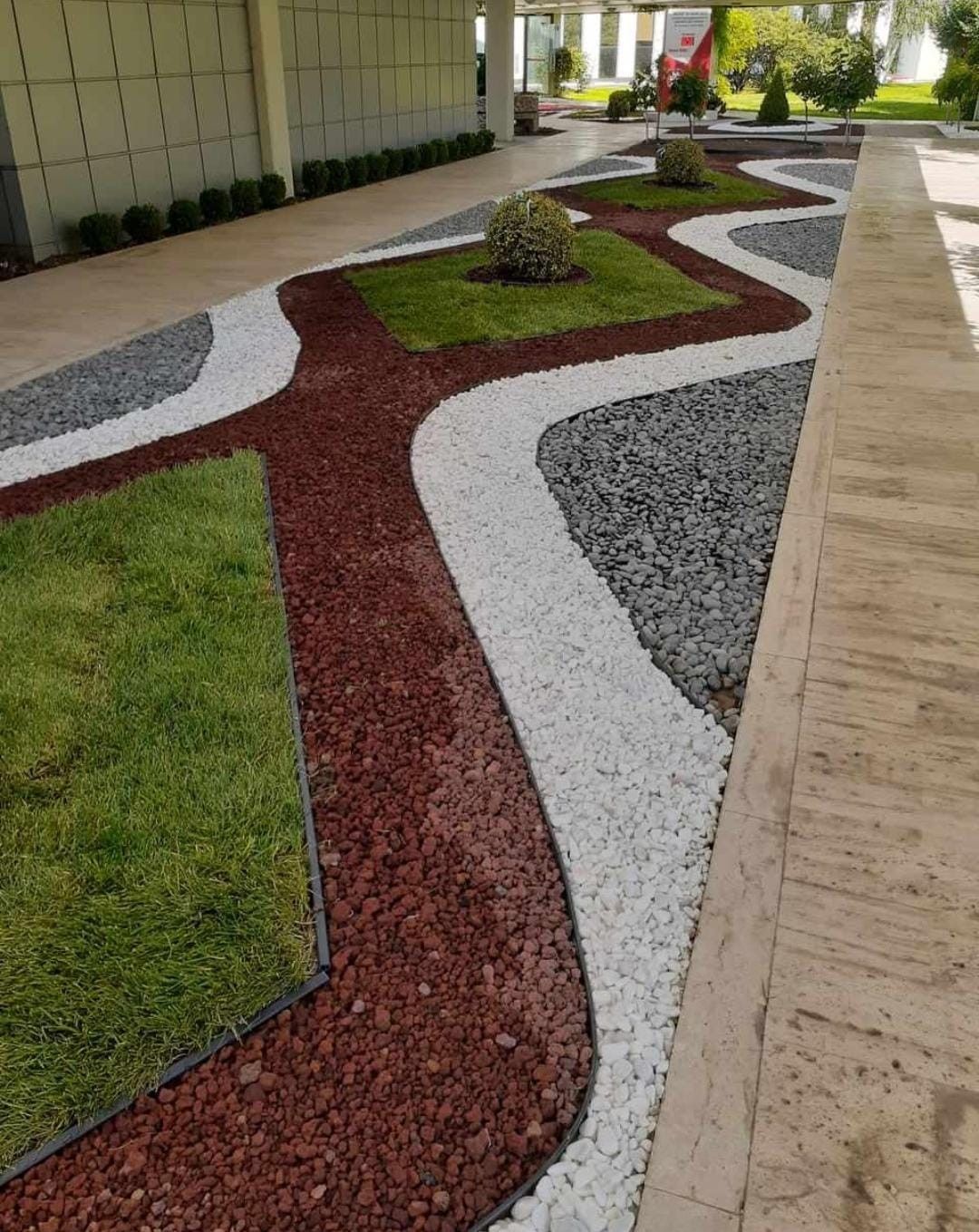 Bahçe Yollarında Taş Halı ile Doğal Görünüm