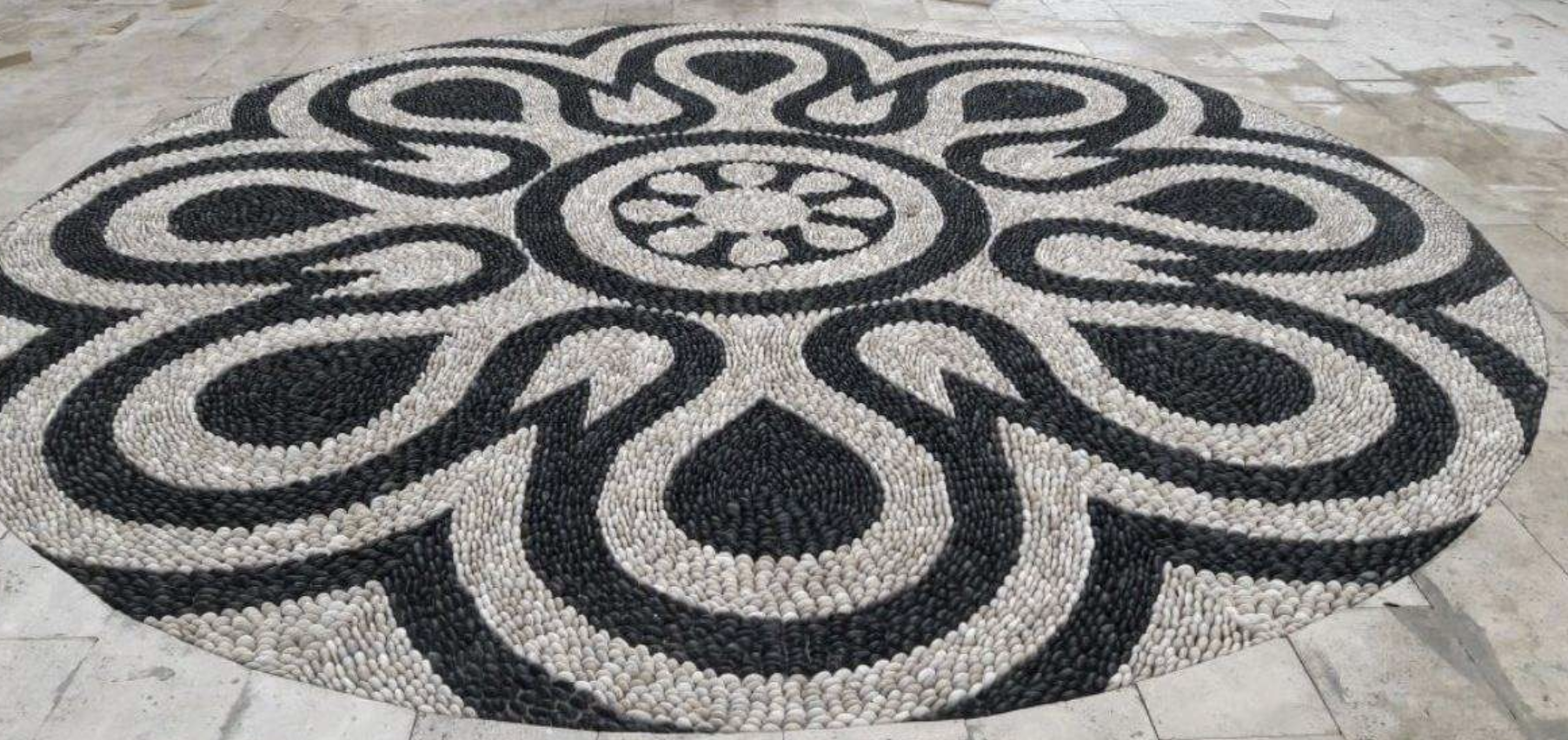 Taş Halı ile Minimalist Bahçe Tasarımları